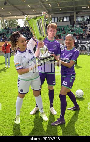 Oceana, Jannik Freestyle und Jasmin K. beim Benefiz-Fußballspiel Kicken mit Stars im Eilenriedestadion. Hannover, 25.05.2025 *** Oceana, Jannik Freestyle und Jasmin K beim Benefizfußballspiel Kicken mit Stars im Eilenriedestadion Hannover, 25 05 2025 Foto:XC.xNiehausx/xFuturexImagex kicken 5583 Stockfoto