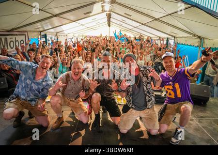 Stadl an der Mur, Steiermark, Österreich, Europa: Die Band Voxxclub begeistert beim 40. Firmenjubiläum der Almdorfbau im Stadler Gewerbegebiet mit mitreißender Bühnenperformance. Stimmung, Neue Volksmusik, Jubiläumsfest, Alpenpop, Publikumslieblinge, Live-Act, regionale Wirtschaft, Showeinlage, Unterhaltung, Eventkultur, Musikfest, Sommerfeier, Bauunternehmen, Markführer für Luxus-Chalets. *** Stadl an der Mur, Steiermark, Österreich, Europa die Band Voxxclub inspiriert zum 40-jährigen Firmenjubiläum von Almdorfbau im Industriepark Stadler mit einer mitreißenden Bühnenauftrittstimmung, neuer Volksmusik, an Stockfoto