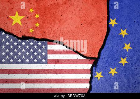 Flaggen der USA, der EU und Chinas, gemalt auf einer zerrissenen Wand mit Schatten der Menschen Stockfoto
