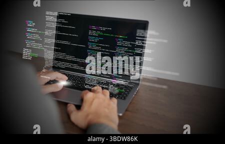 Hände eines Programmierers geben auf einem Laptop Programmiercode ein, der Programmiercode anzeigt, der Codierungstechnologie, Softwareentwicklung und Webanwendungen symbolisiert. IT-Lösungen, an Stockfoto