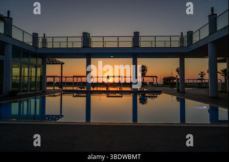 Sonnenuntergang über dem Meer und Pool in Zypern Stockfoto