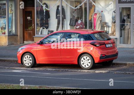 OSTRAVA, TSCHECHIEN - 18. DEZEMBER 2023: Rückansicht des roten Fließheckwagens Hyundai i20 II GB auf der Straße Stockfoto