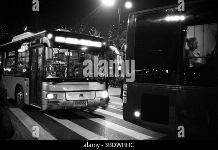 Hangzhou Night Street Scene aus den 2010er Jahren mit Stadtbussen Stockfoto