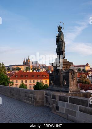 Statue mit Halo auf der Karlsbrücke in Prag Stockfoto
