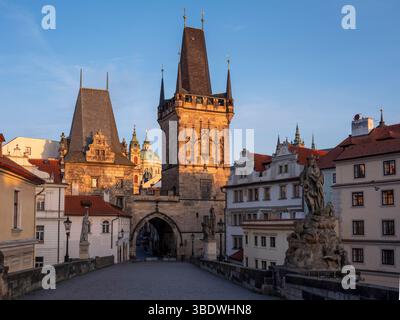 Karlsbrücke und Turm bei Sonnenaufgang in Prag Stockfoto