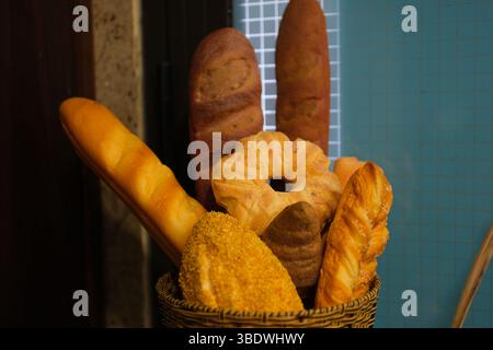 Korb mit verschiedenen Gebäckstücken, Auswahl an frisch gebackenem Brot und Rolls im Korb Stockfoto