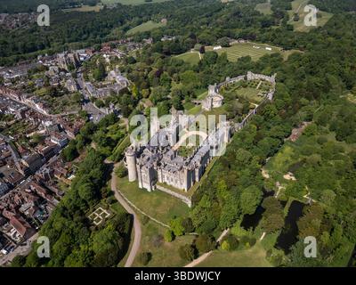 Wunderschöner Blick aus der Vogelperspektive auf das alte historische Schloss Arundel in Arundel Stockfoto
