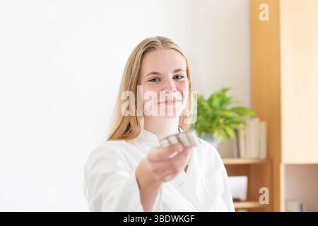 Junge Ärztin, die in einer Arztpraxis arbeitet Stockfoto