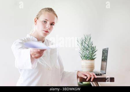 Junge Ärztin, die in einer Arztpraxis arbeitet Stockfoto