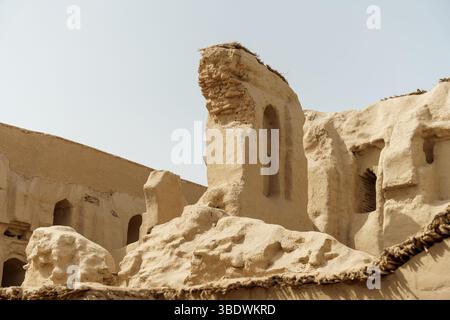Ein Gebäude mit einer großen Steinsäule in der Mitte Stockfoto