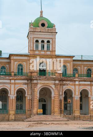 Ein großes Gebäude mit einer grünen Kuppel oben Stockfoto