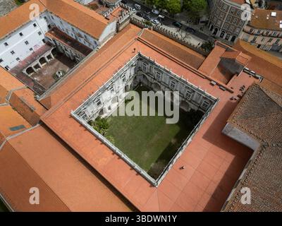 Wunderschöner Blick aus der Vogelperspektive auf das alte historische Klostergebäude in der Innenstadt Stockfoto