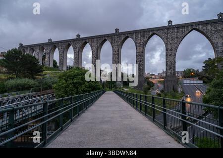 Wunderschöner Blick auf das alte historische Aquädukt in der Innenstadt von Lissabon Stockfoto