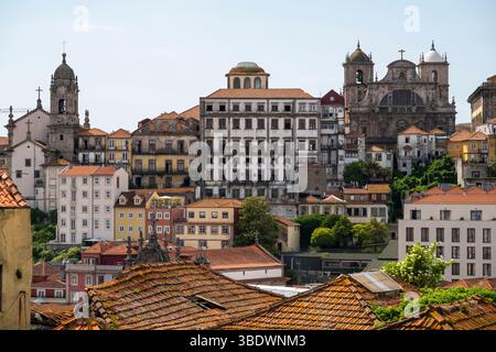 Wunderschöner Blick auf alte historische Gebäude in der Innenstadt von Porto Stockfoto