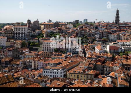Wunderschöner Blick auf alte historische Gebäude in der Innenstadt von Porto Stockfoto