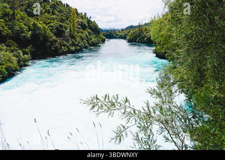 Nachdem der Waikato River schnell durch den Canyon der Huka Falls fließt, setzt er seine Reise zum Lake Taupo fort. Stockfoto