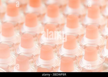 Stillleben von pinkfarbenen Glasflaschenstopfen Stockfoto