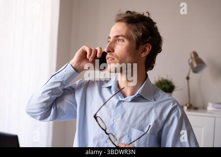 Gestresster Fachmann im Büro während ständiger Besprechungen Stockfoto