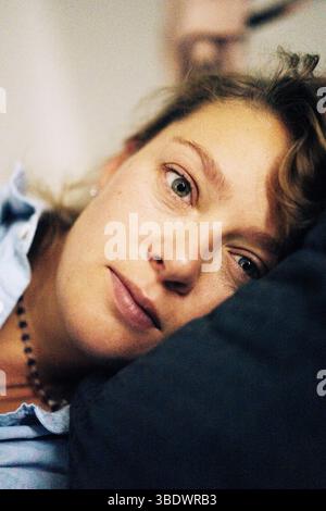 Portrait von Frau Entspannung im Bett zu Hause Stockfoto