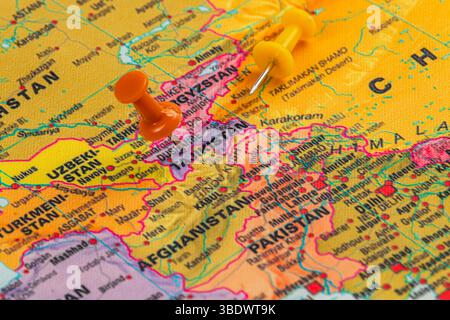 Farbenfrohe Karte mit Zentralasien. Pins markieren die Positionen in Pakistan und Afghanistan. Ideal für Bildungszwecke oder Reiseplanungsgespräche. Stockfoto
