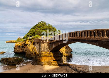 Die Felsformation Rocher du Basta, verbunden mit der Fußgängerbrücke, Biarritz, Frankreich Stockfoto