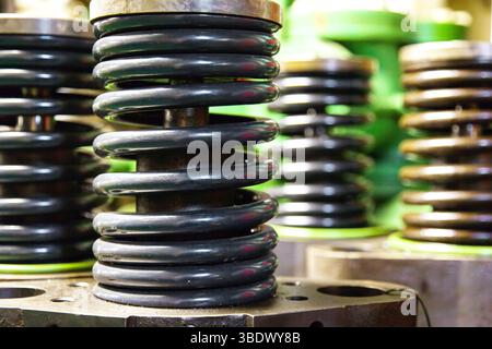 Einzelheiten zum Hauptmotor des Schiffes, mit Fett geschmiert, Nahaufnahme. Stockfoto