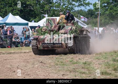 Nachbildung deutscher Sturmgeschütz 3 oder Stug 3, die bei der Militärshow Overlord herumfahren. Mai 2025. Stockfoto