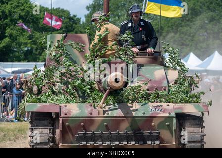 Nachbildung deutscher Sturmgeschütz 3 oder Stug 3, die bei der Militärshow Overlord herumfahren. Mai 2025. Stockfoto