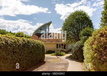 Gemeindehaus Zentrum des Öko-Dorfes Buitenkans in Almere, Niederlande, mit anthroposophischer Architektur in natürlicher Umgebung Stockfoto