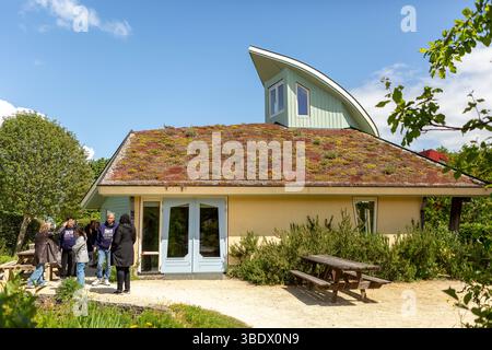 Gemeindehaus Zentrum des Öko-Dorfes Buitenkans in Almere, Niederlande, mit anthroposophischer Architektur in natürlicher Umgebung Stockfoto