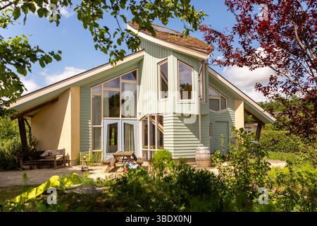 Gemeindehaus Zentrum des Öko-Dorfes Buitenkans in Almere, Niederlande, mit anthroposophischer Architektur in natürlicher Umgebung Stockfoto