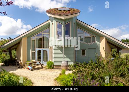 Gemeindehaus Zentrum des Öko-Dorfes Buitenkans in Almere, Niederlande, mit anthroposophischer Architektur in natürlicher Umgebung Stockfoto