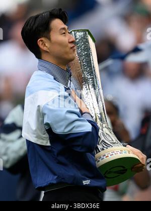 London, Großbritannien. Mai 2025. Tottenham Hotspur Stadium London, England - 25. Mai 2025: Tottenham Hotspur's Sohn Heung-Min mit der UEFA Europa League Trophy während des Premier League 2024/25 League Spiels zwischen Tottenham Hotspur FC und Brighton & Hove Albion (David Horton/SPP) Credit: SPP Sport Press Photo. /Alamy Live News Stockfoto