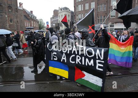 Tausende von Menschen nehmen am 24. Mai 2025 in Amsterdam, Niederlande, an dem Protest gegen Rassismus und Diskriminierung im märz Teil. Stockfoto