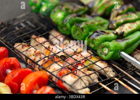 Shish Tawook on Charcoal – gegrilltes Huhn mit Gemüse – Grillstil im Nahen Osten Stockfoto
