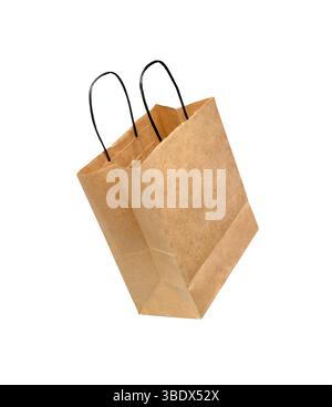 Braune Papiertüte mit Griffen. Leere Einkaufstasche, isoliert auf weißem Hintergrund Stockfoto