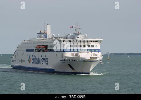 Das Solent Portsmouth England UK. 23.05.2025. Die Ro-Fähre überquert den Solent in Richtung Port of portsmouth. Stockfoto