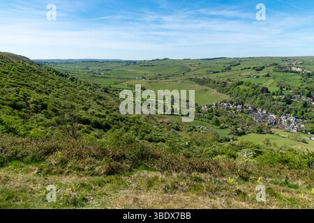 Blick von Bradwell Edge an einem hellen Frühlingstag rund um das Dorf Bradwell im Peak District, Derbyshire, England. Stockfoto