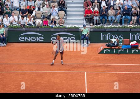 Paris, Frankreich. Mai 2025. PARIS, FRANKREICH – 25. MAI: Giovanni Mpetschi Perricard von Frankreich am 1. Tag der French Open 2025 in Roland Garros am 25. Mai 2025 in Paris. (Foto: Marleen Fouchier/BSR Agency) Credit: BSR Agency/Alamy Live News Stockfoto