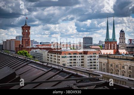 Berlin Mitte, City-Ost Panorama der östlichen Innenstadt im Bereich unter den Linden / Museumsinsel / Gendarmenmarkt / Fernsehturm vom Dach Humboldt-Forum - 26.05.2025 Berlin *** Berlin Mitte, City Ost Panorama der östlichen Innenstadt im Bereich unter den Linden Museumsinsel Gendarmenmarkt Fernsehturm vom Dach Humboldt Forum 26 05 2025 Berlin Stockfoto