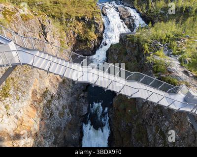 Norwegen, Blick auf die Drohne: Moderne Brücke über den Voringsfossen Wasserfall, eine atemberaubende Fusion aus Architektur und wilder Natur des Canyons. Stockfoto