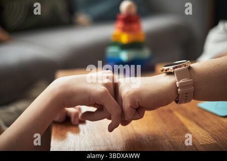 Nahaufnahme von zwei Händen, die eine Faustbewegung machen Stockfoto
