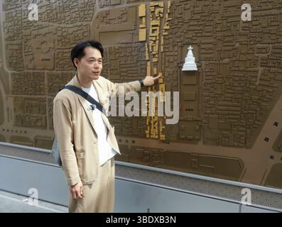 Peking, China. April 2025. Der japanische Architekt Shuhei Aoyama gibt am 8. April 2025 eine Einführung in einen Hutong in der Nähe des jahrhundertealten Miaoying Tempels, auch bekannt als der Weiße Stupa-Tempel, in der Innenstadt von Peking, der Hauptstadt Chinas. ZUM THEMA „Feature: Vom Zerbröckeln zum fesselnden: Japanischer Architekt, der Hutong-Gassen im Zentrum von Peking wiederbelebt“ Credit: Wang Xiaopeng/Xinhua/Alamy Live News Stockfoto