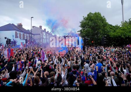 Crystal Palace Fans beobachten, wie das Team während der FA Cup-Siegerparade in London in offenen Bussen vorbeifährt. Crystal Palace gewann den FA Cup 1-0 nach einem Sieg über Manchester City in Wembley. Bilddatum: Montag, 26. Mai 2025. Stockfoto