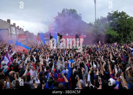 Crystal Palace Fans beobachten, wie das Team während der FA Cup-Siegerparade in London in offenen Bussen vorbeifährt. Crystal Palace gewann den FA Cup 1-0 nach einem Sieg über Manchester City in Wembley. Bilddatum: Montag, 26. Mai 2025. Stockfoto