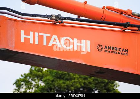 Hallo, USA - 22. Januar 2025: Großansicht des Hitachi American Machinery Logos auf schweren Baumaschinen. Stockfoto