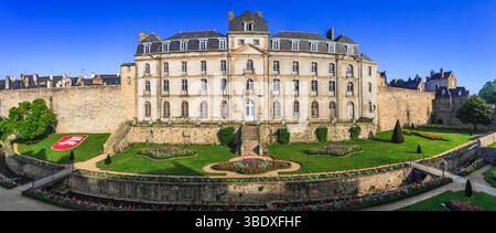 Bretagne, Frankreich schönes Hermine-Schloss in Vannes, ein historisches Denkmal in der Altstadt, Blick mit majestätischen Gärten. Stockfoto