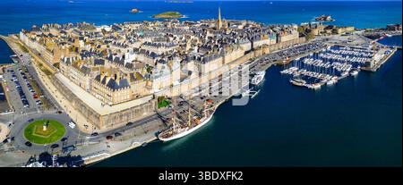 Panoramablick auf Saint-Malo, historischen französischen Hafen in Ille-et-Vilaine, Bretagne. Frankreich Reisen und Sehenswürdigkeiten. Drohnenblick auf Altstadt und harb Stockfoto