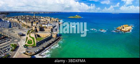 Frankreich Reisen und Sehenswürdigkeiten. Panoramablick auf Saint-Malo, historischen französischen Hafen in Ille-et-Vilaine, Bretagne. Drohnenblick auf die Altstadt und nati Stockfoto