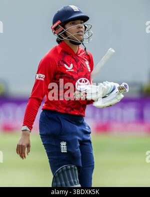 Chelmsford, Großbritannien. Mai 2025. Sophia Dunkley of England Women sieht nach ihrer Entlassung während des 3. Vitality IT20 Series Matches England Women vs West Indies Women at the Cloud County Ground, Chelmsford, United Kingdom, 26. Mai 2025 (Foto: Izzy Poles/News Images) in Chelmsford, United Kingdom, am 26. Mai 2025 niedergeschlagen aus. (Foto: Izzy Poles/News Images/SIPA USA) Credit: SIPA USA/Alamy Live News Stockfoto
